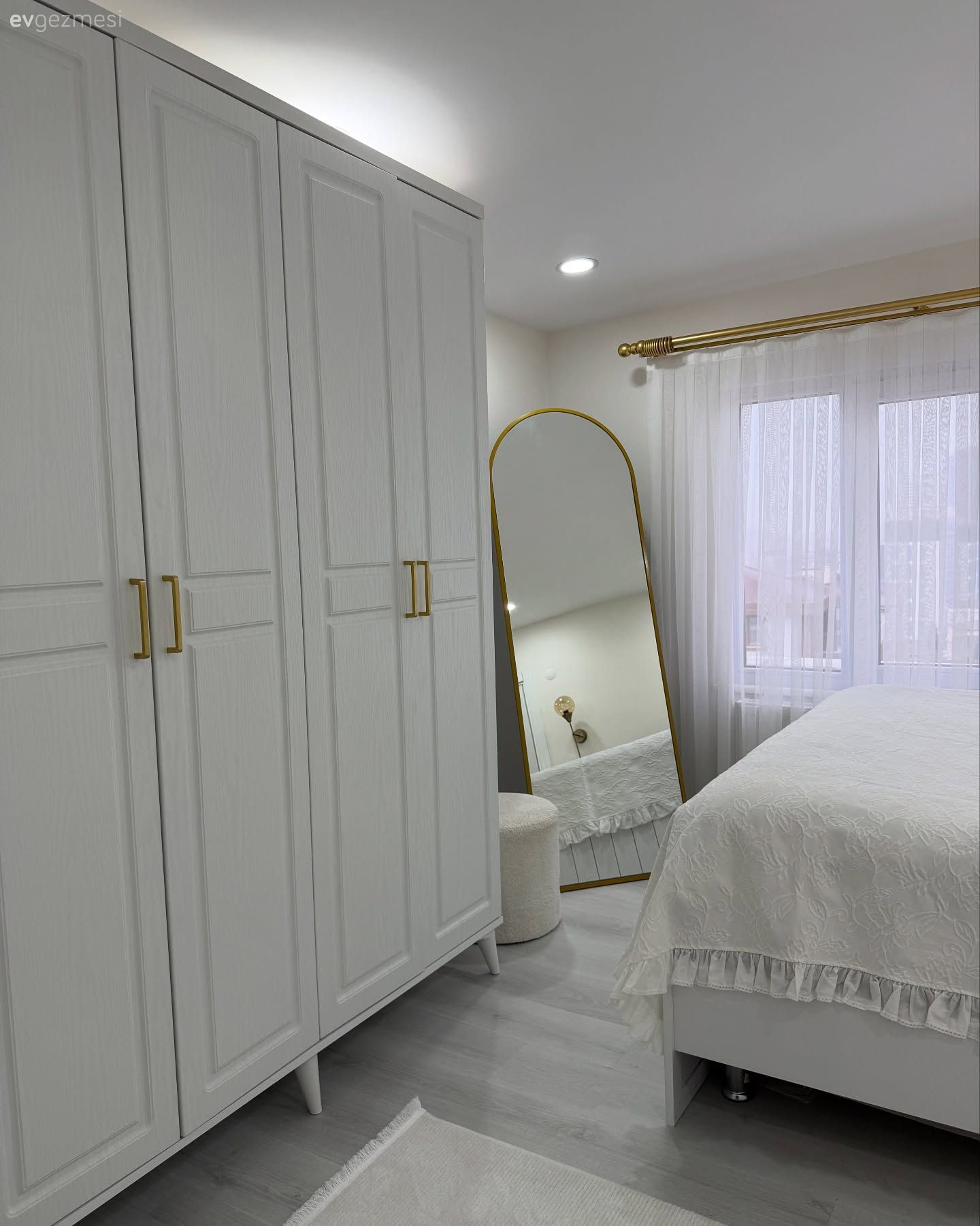 Bu İki Katlı Evde Modern Stil Çok Baskın