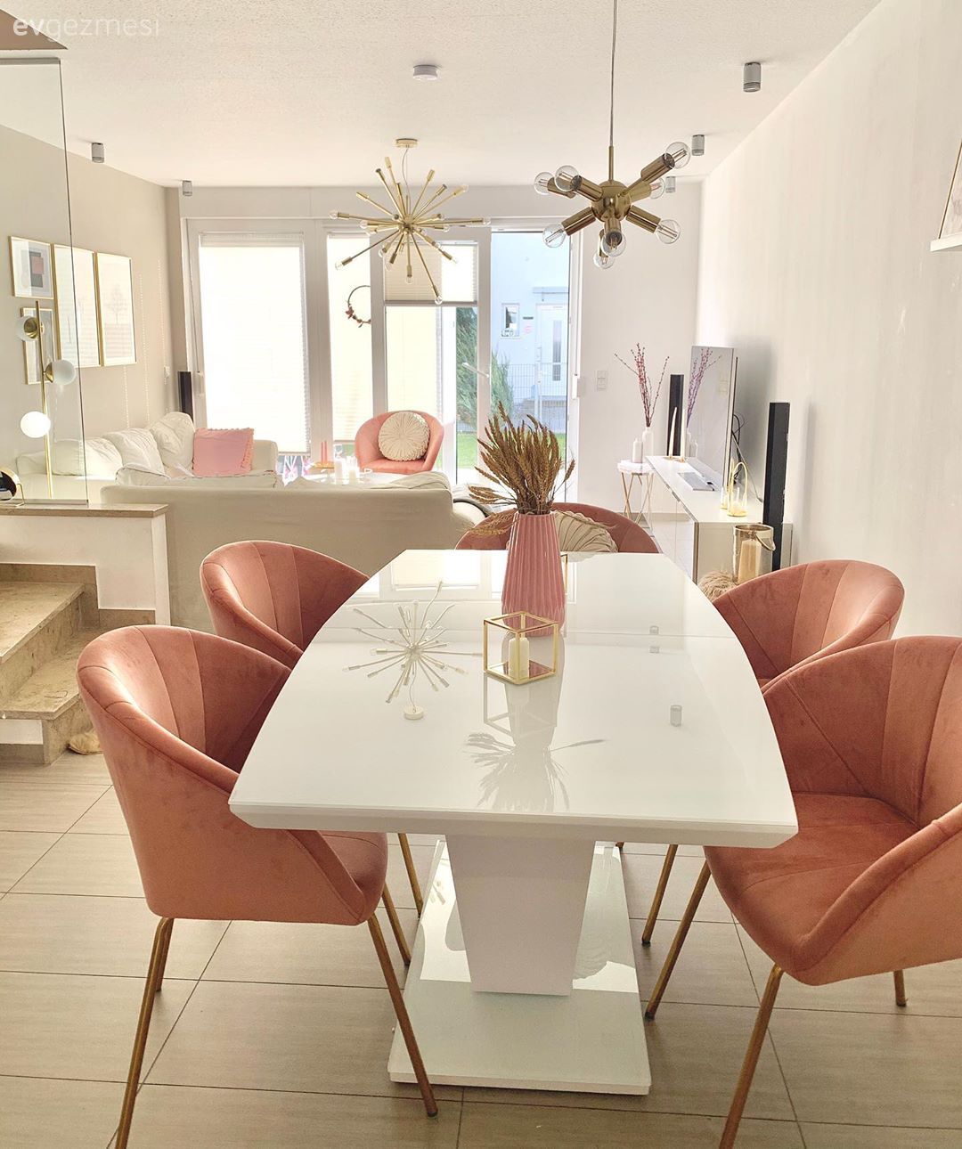 Salon, Beyaz, Modern, Pudra pembe, Dubleks evler, Sandalye, Yemek masası, Vazo, Ev Aksesuar, Avize, Aydınlatma, Salon avizesi, Tablo, Duvar dekorasyonu, Koltuk takımı, Tv ünitesi