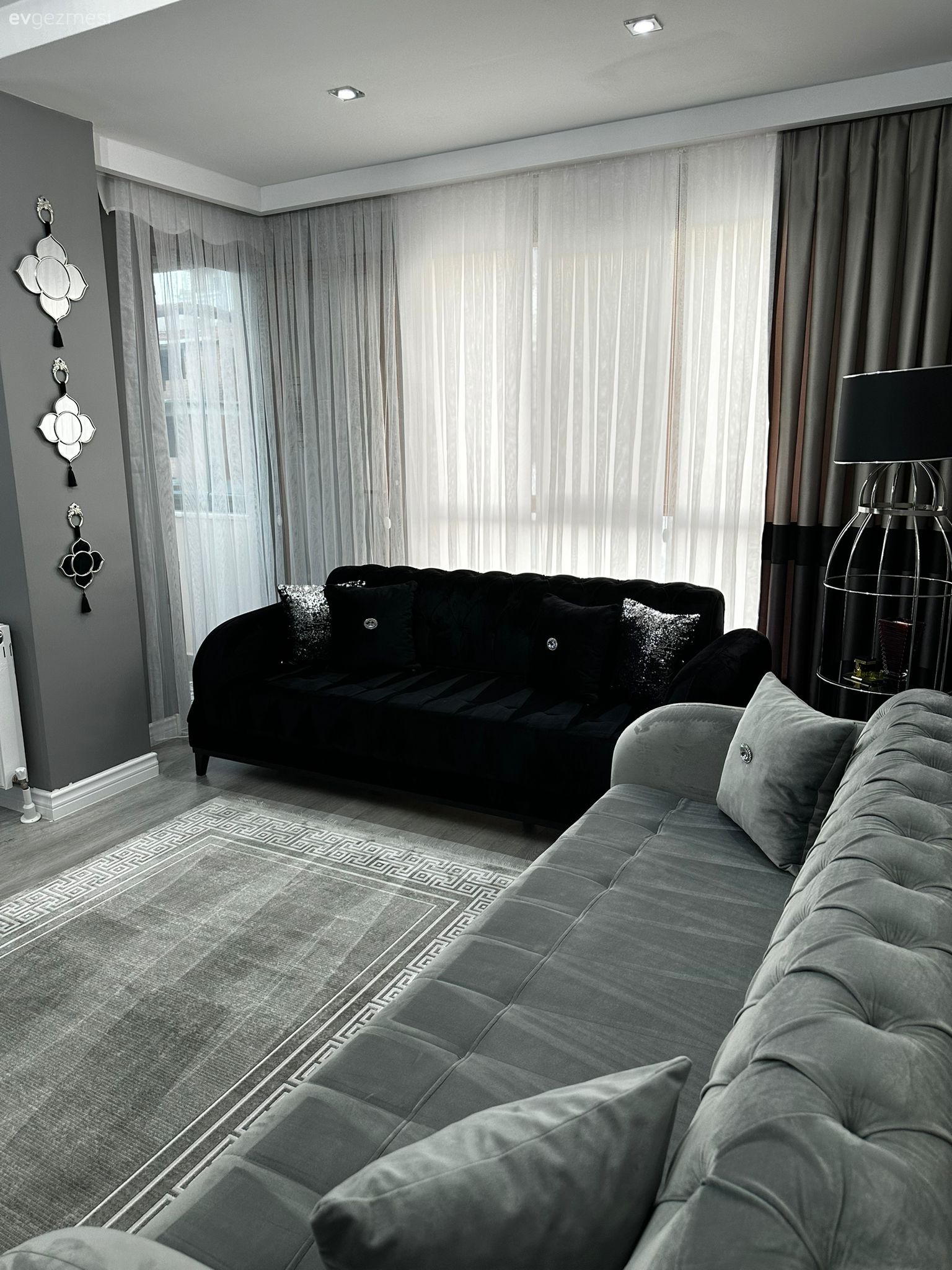 Salon, Modern klasik, Siyah, Gri, Beyaz, Fon perde, Perde, Tül perde, Koltuk takımı, Lambader, Aydınlatma, Halı, Salon halısı, Duvar dekorasyonu, Kırlent, Ev tekstili