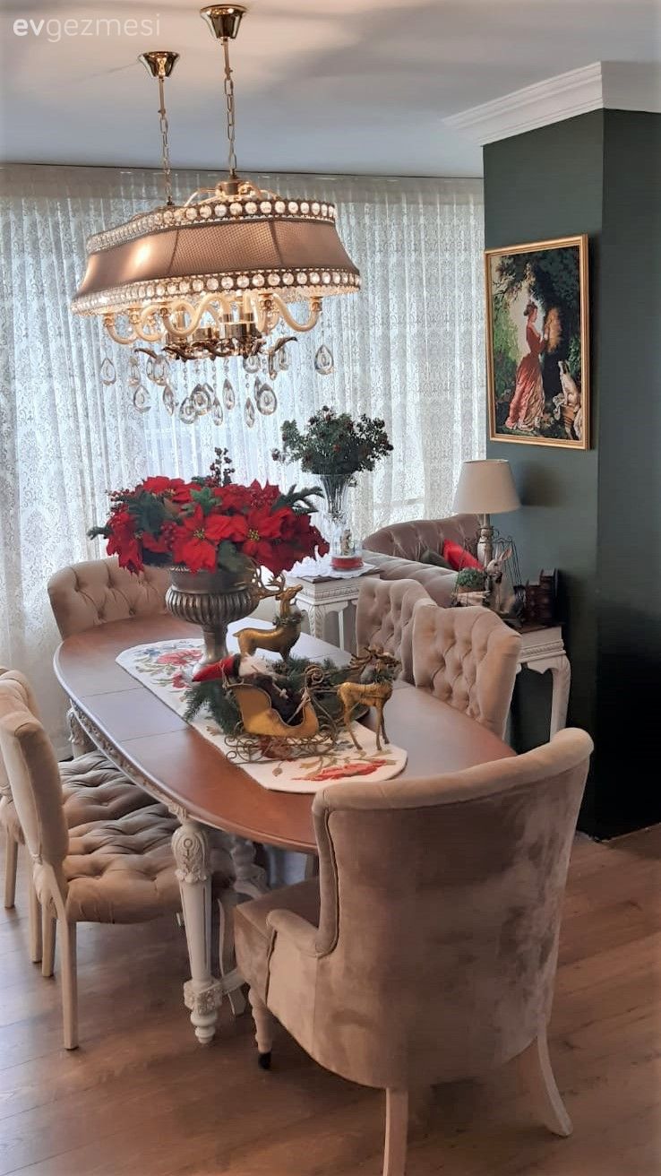 Yemek Odası, Klasik, Country, Krem, Kırmızı, Yeşil, Altın, Yemek masası, Sandalye, Ahşap masa, Yeşil duvar, Tablo, Duvar dekorasyonu, Avize, Aydınlatma, Yemek odası avizesi, Vazo, Ev Aksesuar, Çiçekler, Tül perde, Perde, Abajur, Dubleks evler