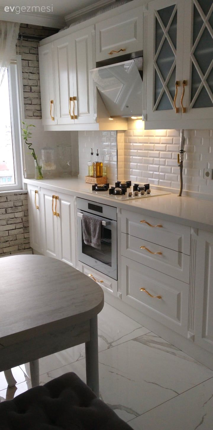 Beyaz ve Altın Kardeşliği: Kocaeli'den Şık Bir Mutfak