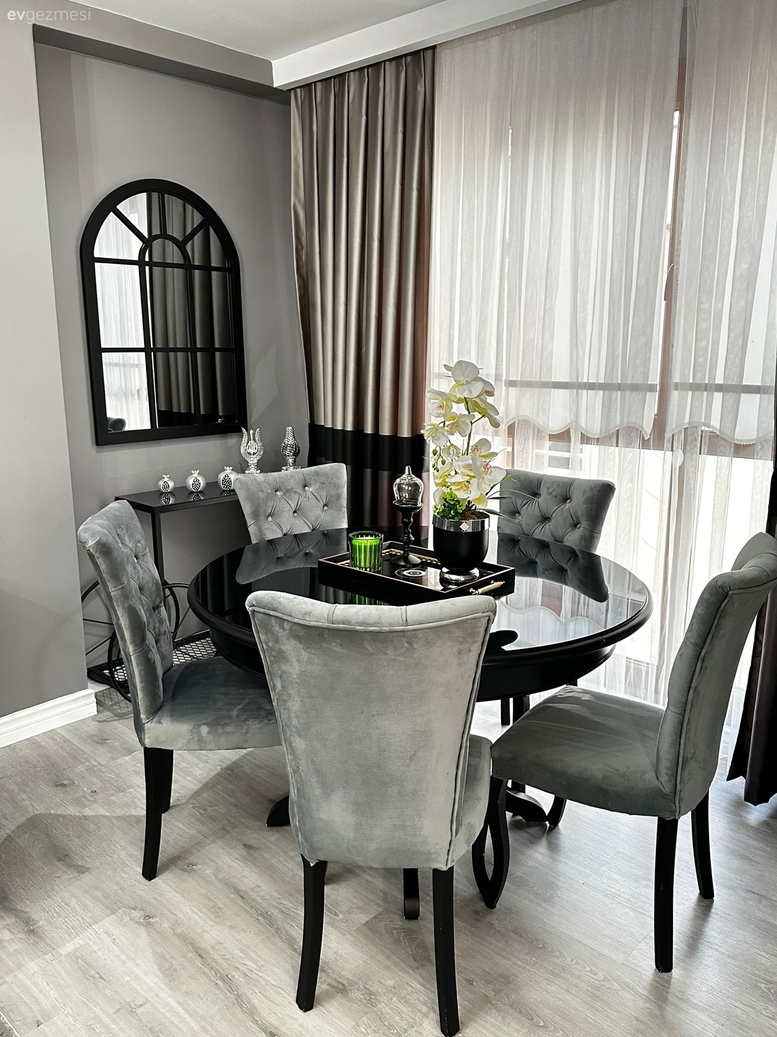 Bu Evde Siyahın Karamsarlığı Beyazın Ferahlığına Karışmış!