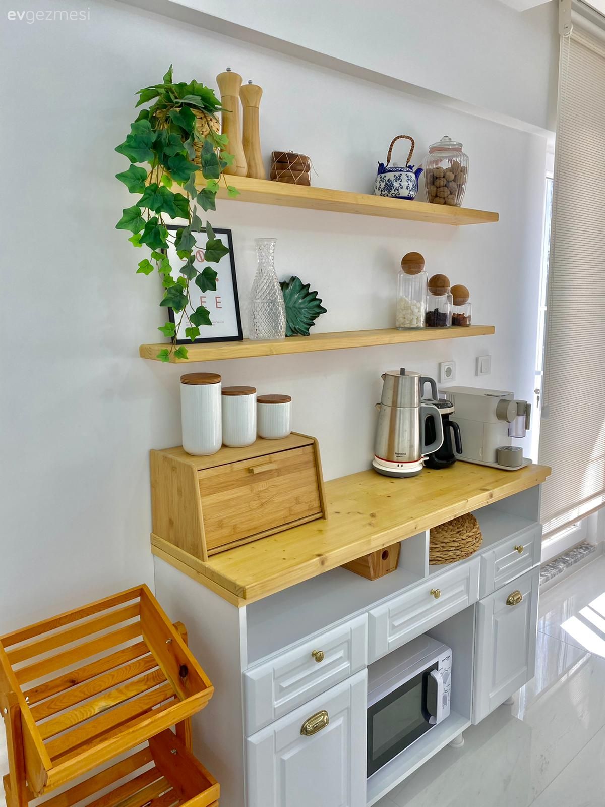 Beyaz ve ahşap mutfak, Mutfak, Beyaz, Mutfak rafı, Kahve köşesi, Ev bitkisi, Mutfak aksesuarları