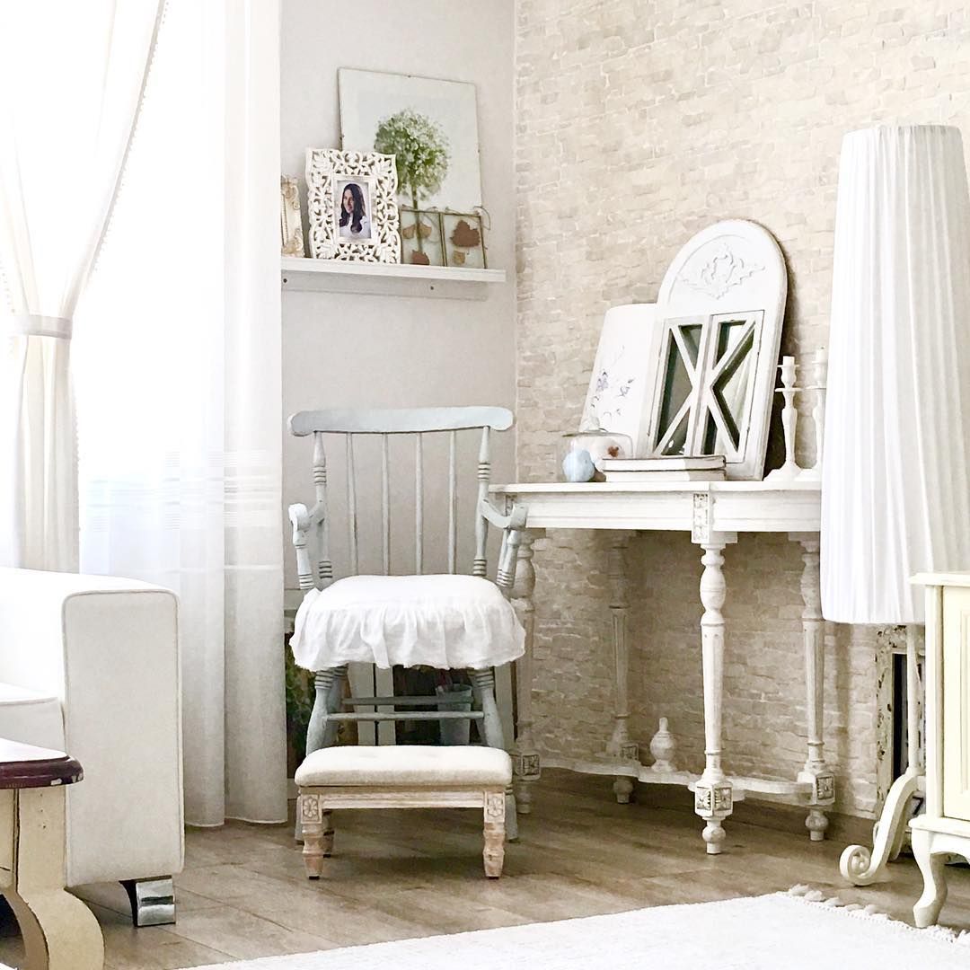 Salon, Beyaz, Dresuar, Duvar rafı, Duvar dekorasyonu, Tül perde, Perde, Taş duvar, Sandalye, Çerçeve