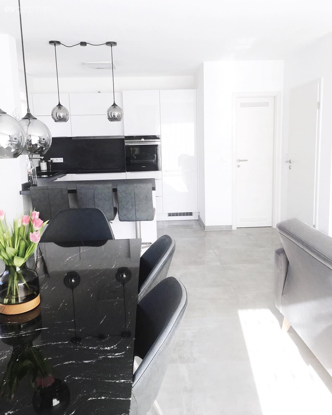 Amerikan Mutfak, Mutfak, Yemek Odası, Mermer masa, Sandalye, Mutfak yarım adası, Krom sarkıt, Siyah tezgah, Mutfak tezgahı, Mutfak tezgah arası