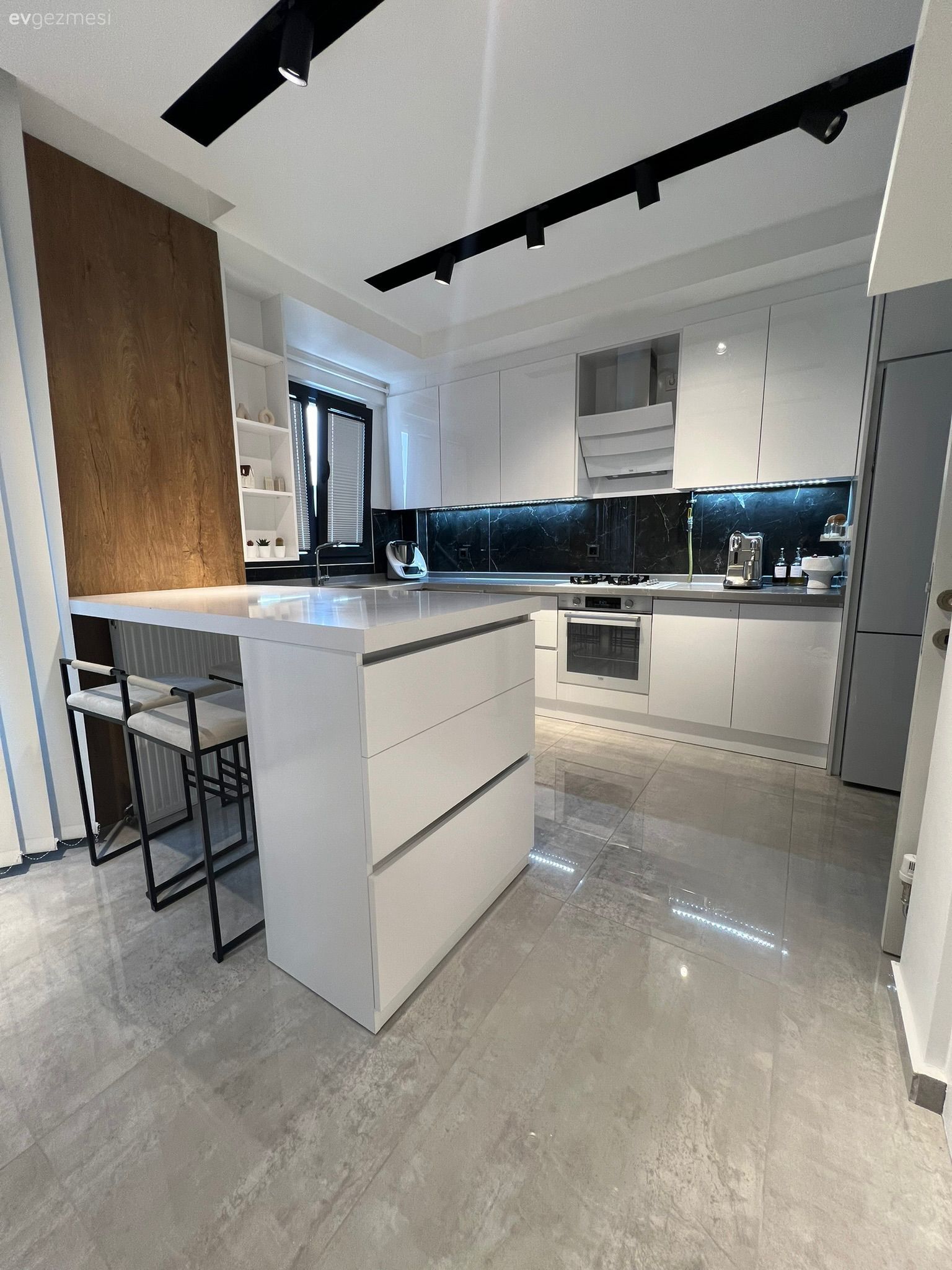 Mutfak, Beyaz, Modern mutfak, Ada mutfak, Mutfak tezgahı, Mutfak tezgah arası, Tezgah arası seramik, Sandalye, Spot aydınlatma, Aydınlatma