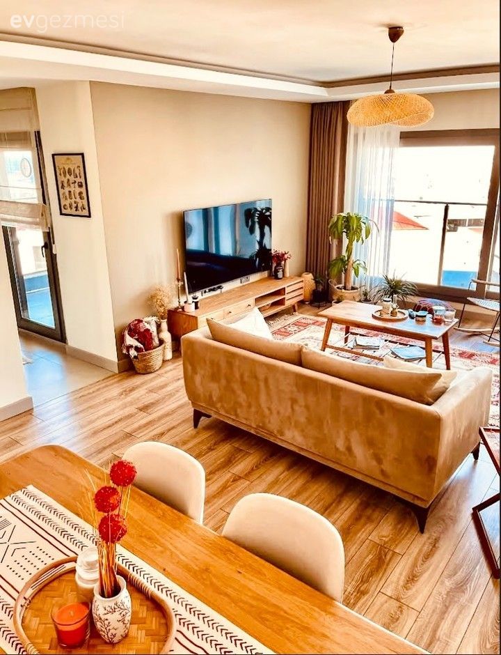 Salon, Modern, Bohem Dekorasyon, Gri, Vizon, Krem, Koltuk takımı, Orta sehpa, Sehpa, Halı, Salon halısı, Tv ünitesi, Tv ünitesi aksesuarları, Ev Aksesuar, Fon perde, Perde, Tül perde, Avize, Aydınlatma, Salon avizesi, Ev bitkisi, Saksı