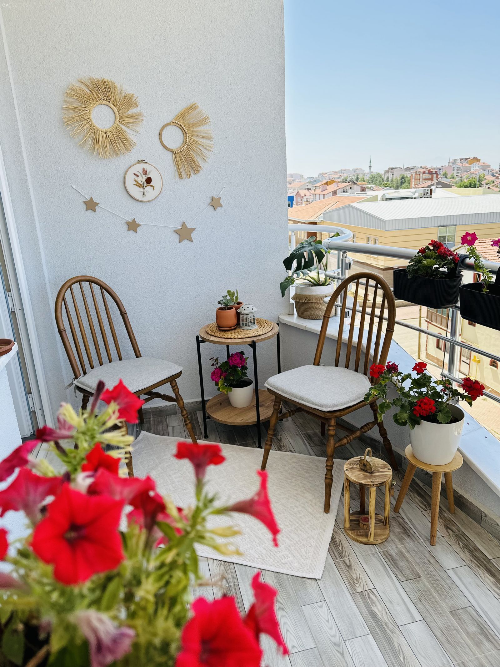 Bu Konya Evinde Balkondan Salona Her Yer Pek Neşeli!