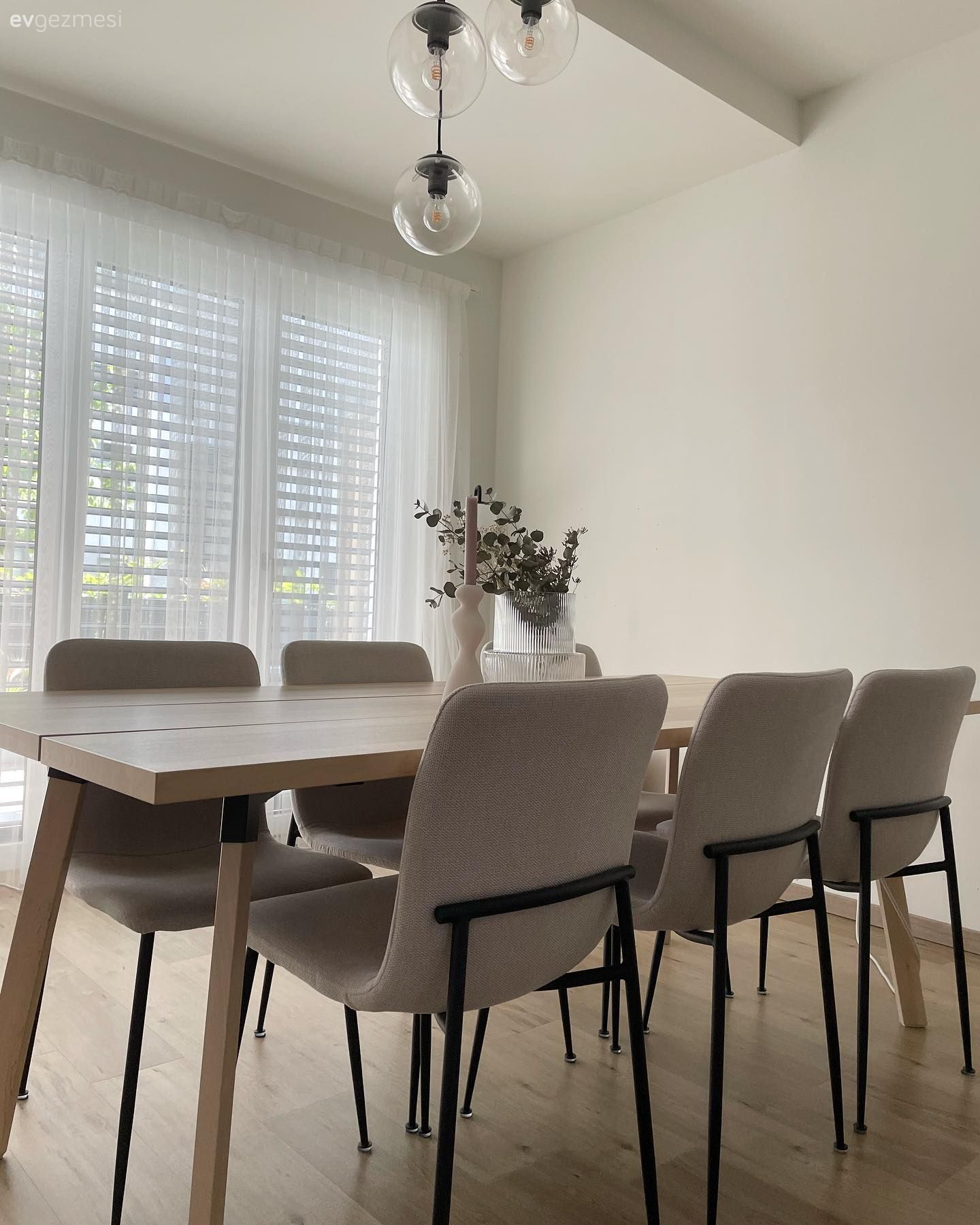 Ev Gezmesi: Minimalist ve Modernin Kesişiminde Bir Dekor