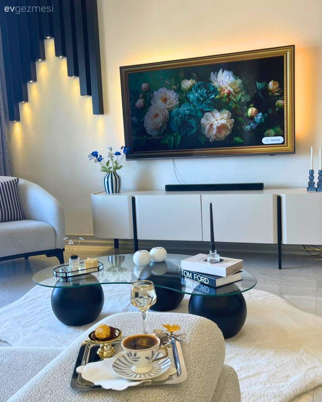 Salon, Modern, Beyaz, Siyah, Berjer, Duvar çıtalama, Dekoratif Objeler, Cam orta sehpa, Orta sehpa, Halı, Oval halı, Bej, Gri