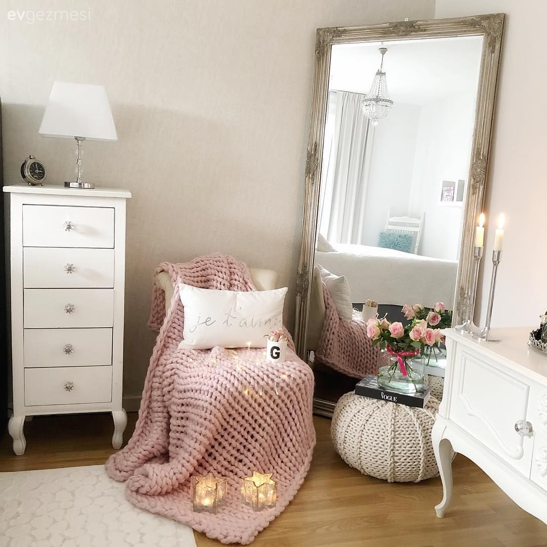 Yatak Odası, Komodin, Abajur, Aydınlatma, Boy aynası, Ayna, Vazo, Ev Aksesuar, Çiçekler, Beyaz, Pudra pembe, Country, Puf, Şamdan