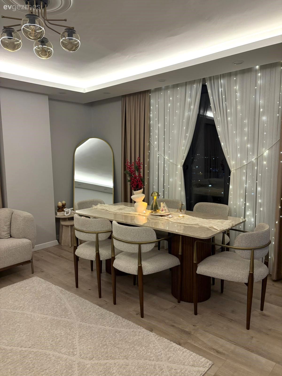 Fon perde, Perde, Tül perde, Kahverengi, Beyaz, Yemek masası, Sandalye, Boy aynası, Ayna, Avize, Aydınlatma, Dekoratif Objeler