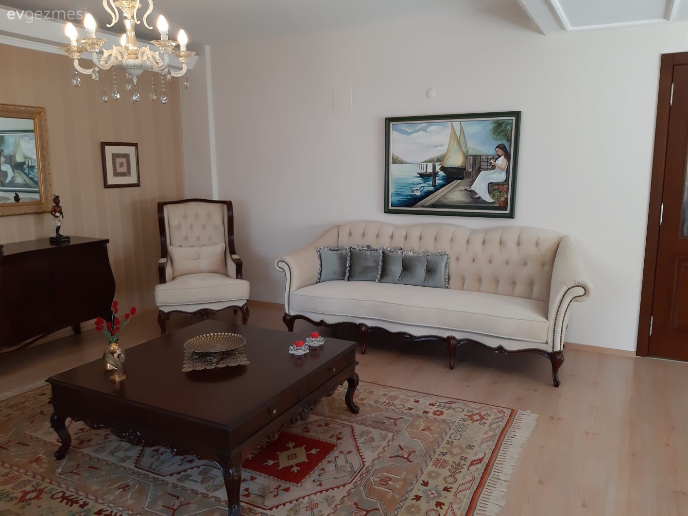 Salon, Krem, Kahverengi, Koltuk takımı, Berjer, Tablo, Duvar dekorasyonu, Avize, Aydınlatma, Salon avizesi, Halı, Salon halısı, Orta sehpa, Sehpa, Konsol, Konsol üzeri dekoratif objeleri, Duvar kağıdı, Country