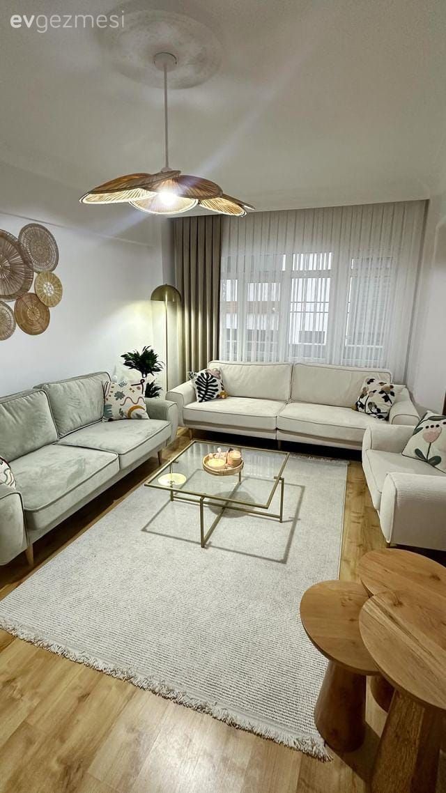 Salon, İskandinav, Beyaz, Bej, Krem, Ahşap Mobilya, Koltuk takımı, Berjer, Fon perde, Perde, Tül perde, Halı, Salon halısı, Orta sehpa, Sehpa, Cam orta sehpa, Duvar dekorasyonu, Yan sehpa, Parke, Avize, Aydınlatma, Salon avizesi, Kırlent, Ev tekstili