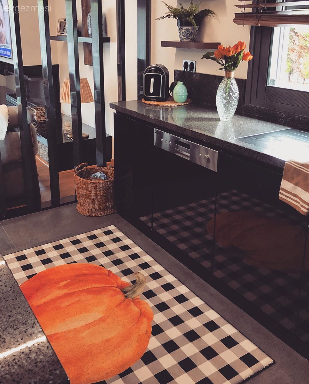 Bu İzmir Evinin İçinde Canlı Renkler Nöbetleşe Çalışıyor!