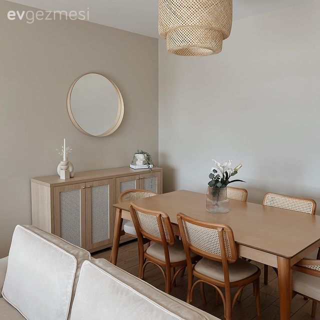 Yemek Odası, İskandinav, Kahverengi, Ahşap masa, Sandalye, Parke, Konsol, Konsol üzeri dekoratif objeleri, Yuvarlak ayna, Dekoratif ayna, Hasır avize