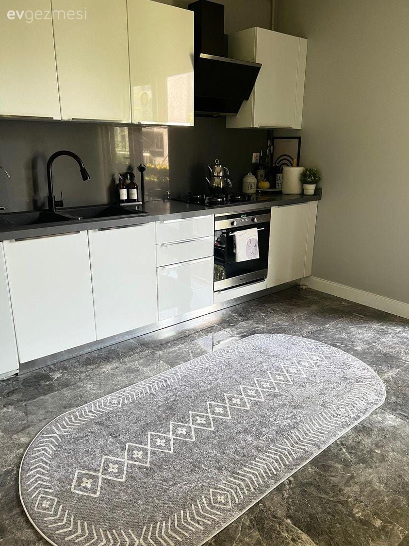 Mutfak, Beyaz, Siyah, Modern, Modern mutfak, Mutfak halısı, Ankastre, Davlumbaz, Mutfak zemin seramikleri, Yuvarlak halı, Halı