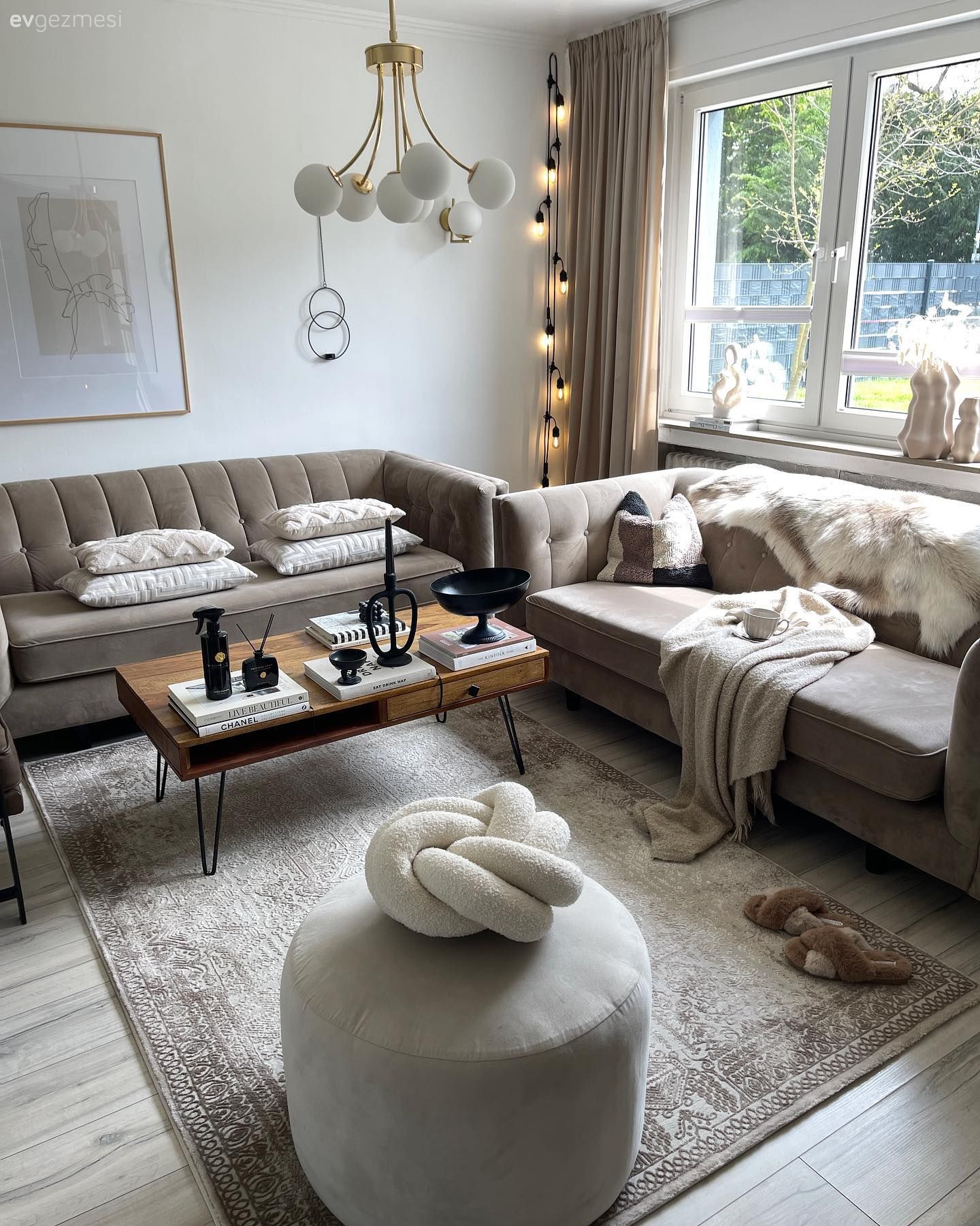 Salon, Modern, İskandinav, Vizon, Beyaz, Krem, Bej, Kahverengi, Koltuk takımı, Tablo, Duvar dekorasyonu, Fon perde, Perde, Tül perde, Halı, Salon halısı, Puf, Kırlent, Ev tekstili, Avize, Aydınlatma, Salon avizesi