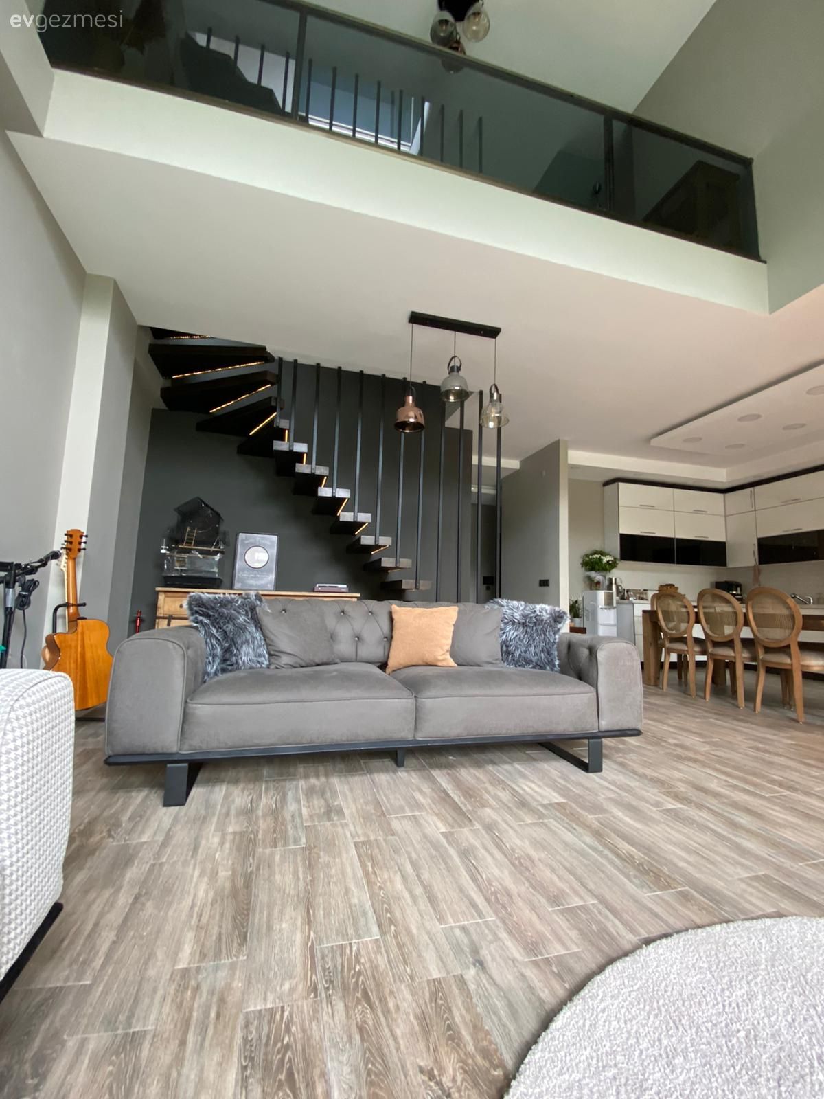 Dubleks evler, Müstakil Ev, Salon, Modern, Beyaz, Siyah, Gri, Bej, Merdiven, Parke, Yuvarlak halı, Halı, Koltuk takımı, Kırlent, Ev tekstili, Gri duvar, Modern chesterfield, Avize, Aydınlatma