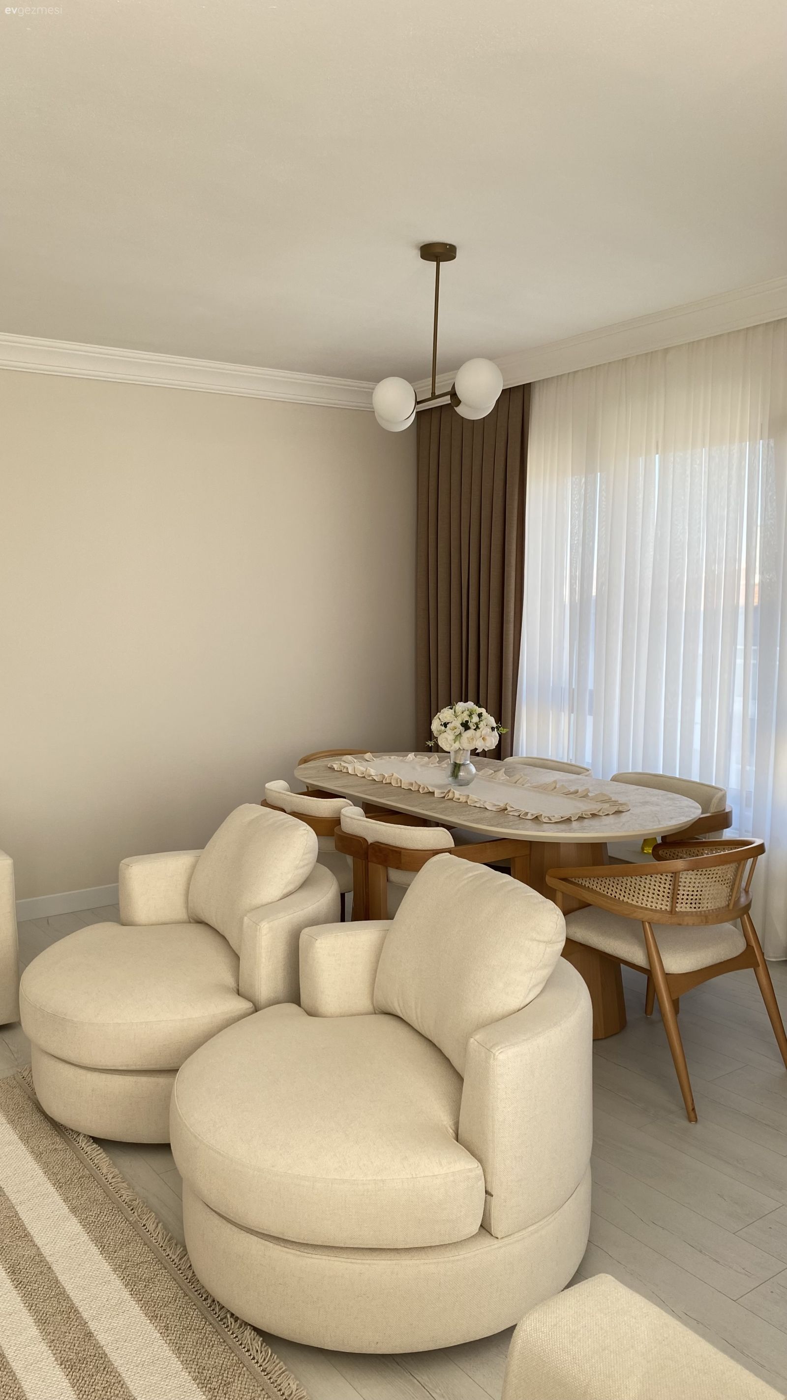 Salon, İskandinav, Beyaz, Bej, Kahverengi, Fon perde, Perde, Tül perde, Berjer, Sandalye, Yemek masası, Halı, Salon halısı, Avize, Aydınlatma