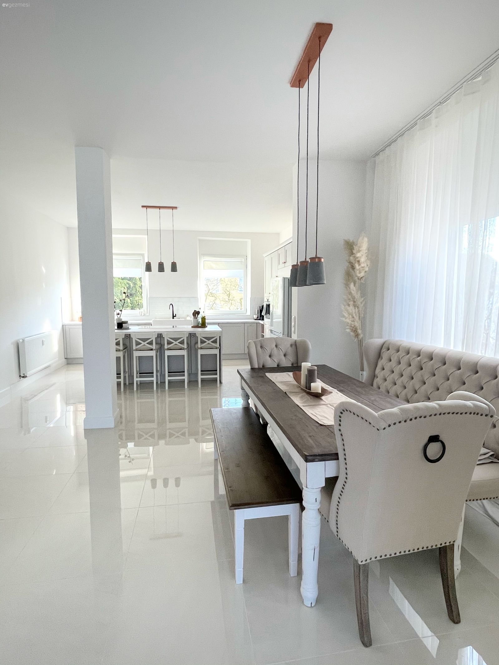 Yemek Odası, Beyaz, Kahverengi, Vizon, Bej, Tül perde, Perde, Vazo, Ev Aksesuar, Pampas otu, Kapitone sandalye, Yemek masası