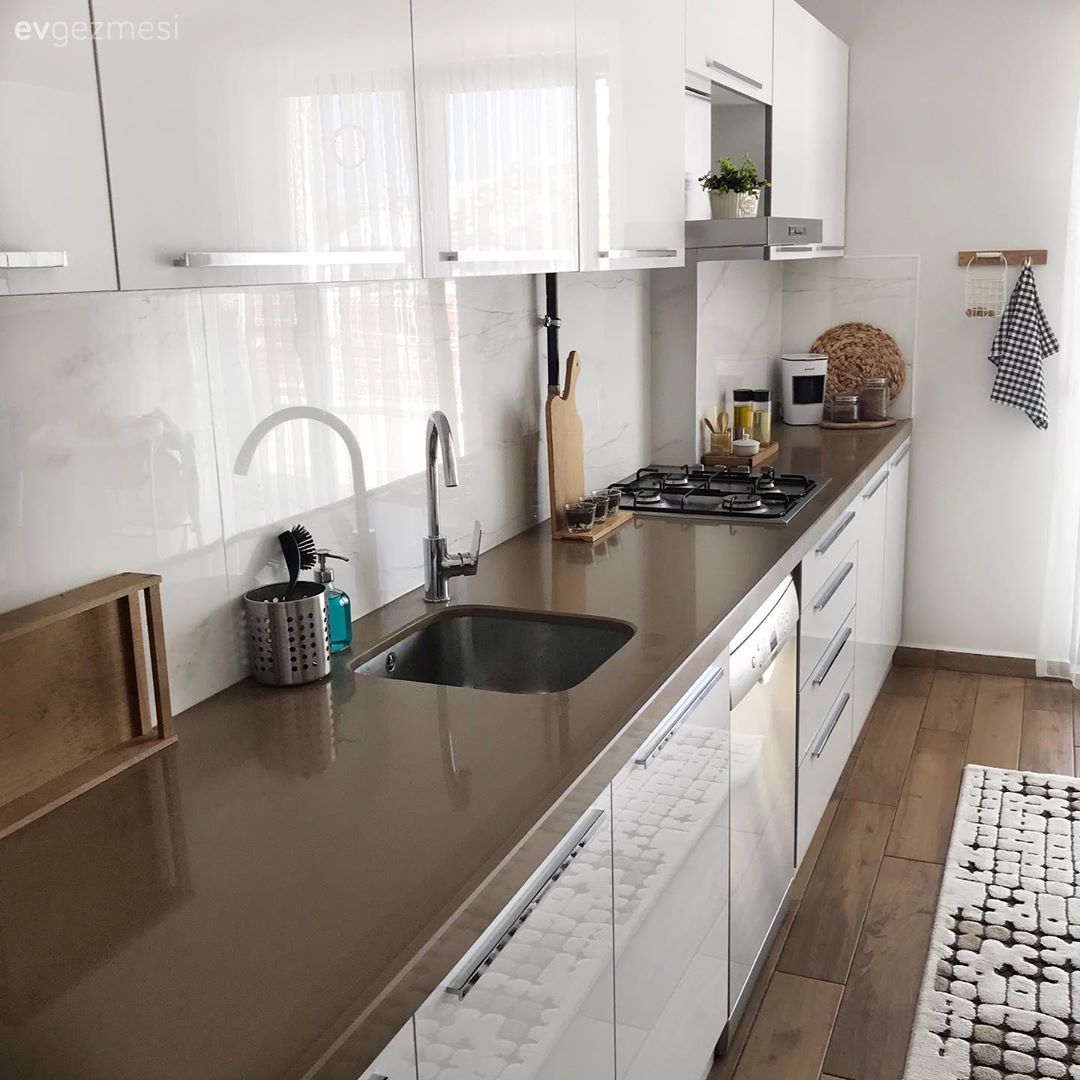 Mutfak, Beyaz, Mutfak tezgahı, Mutfak tezgah arası, Tezgah arası seramik, Mutfak halısı, Parke