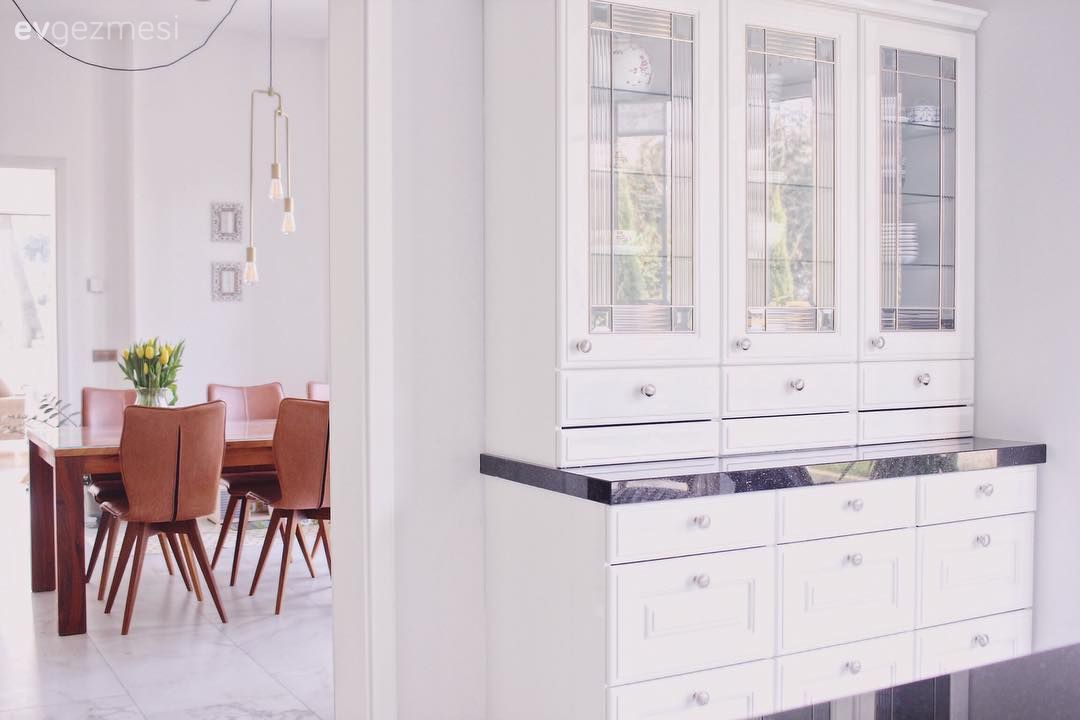 Mutfak, Beyaz, Ekstra mutfak dolabı, Yemek masası, Sandalye