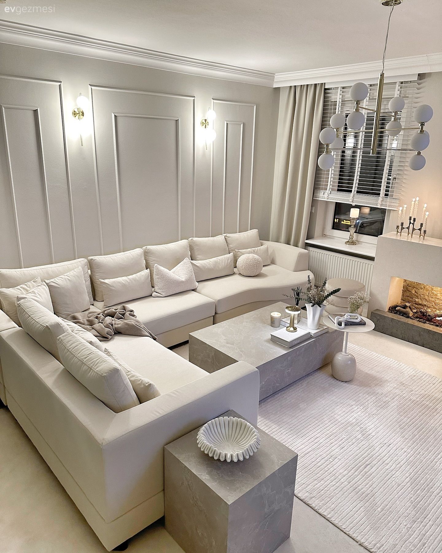 Beyazlara Kuşanmış Bu Evde Metalik Detaylar Işıltı Kaynağı!