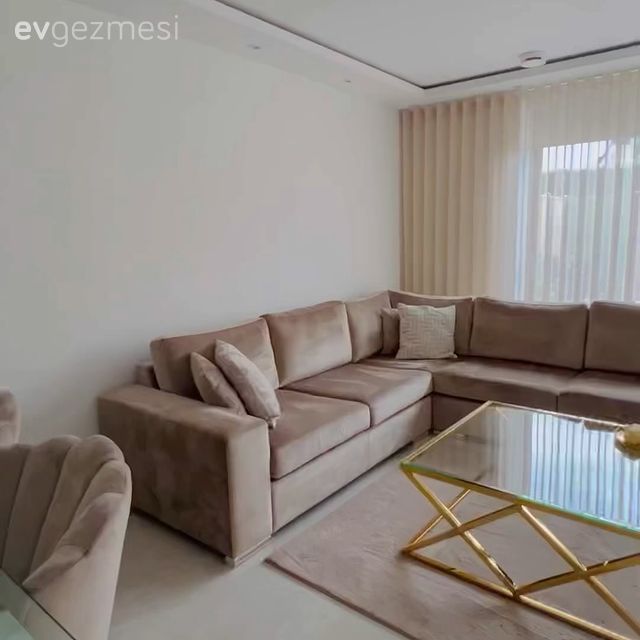 Bu Modern Evde Beyazın Ferahlığı Altın Vurgularla Tamamlanmış!