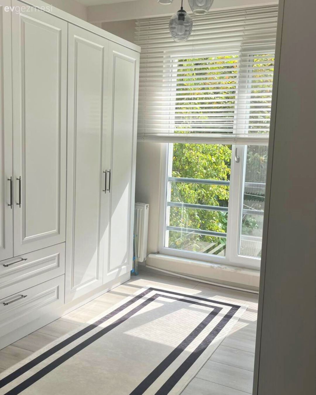 Giyinme odası, Beyaz, Shaker kapaklı dolaplar, Mutfak, Jaluzi, Yolluk, Halı