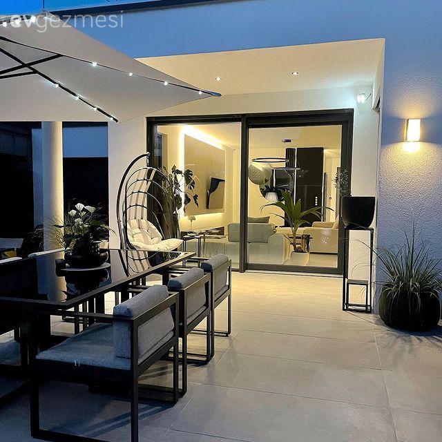 Bu Modern Evde Siyahın Gölgesi Beyaz, Beyazın Gölgesi De Siyah!