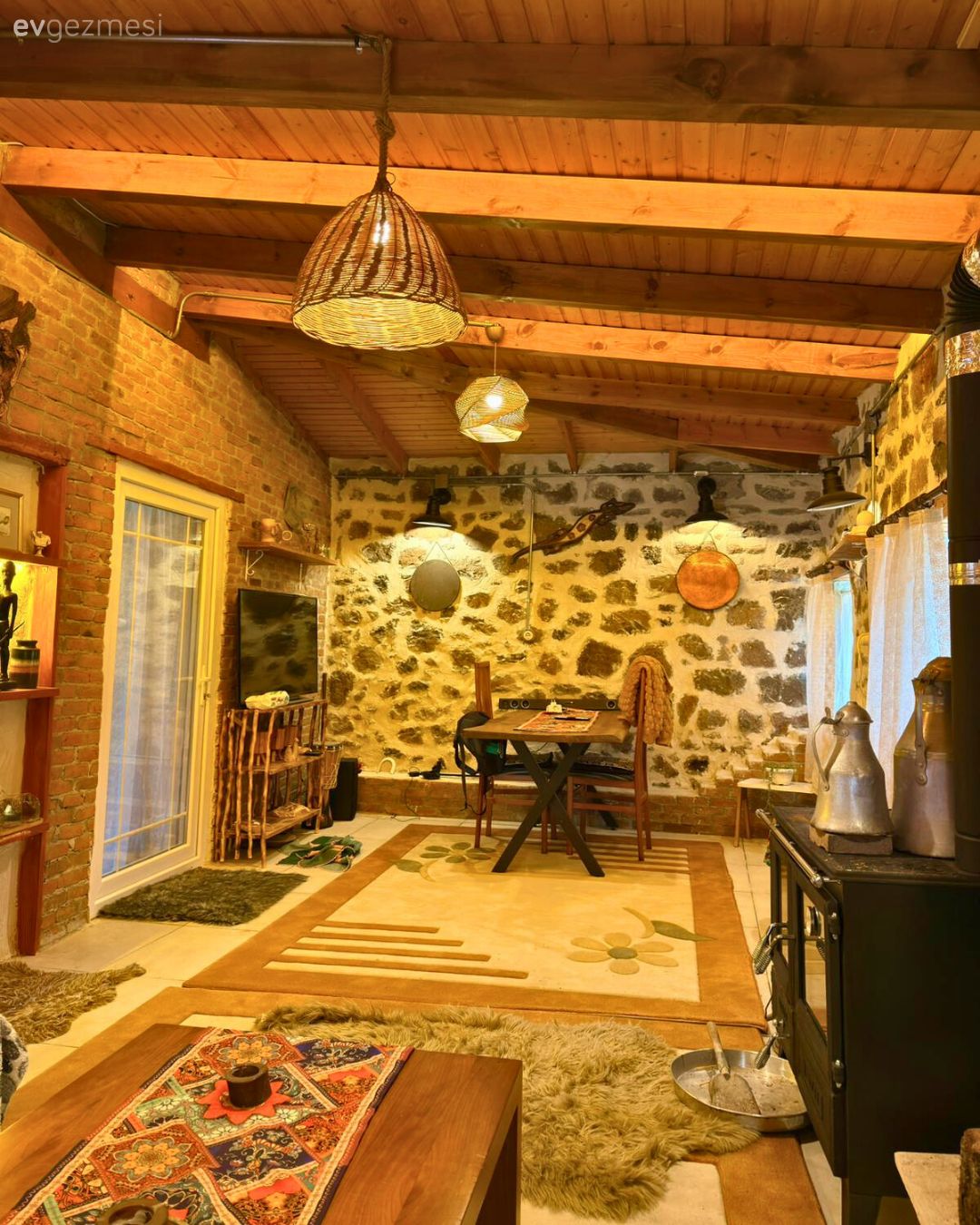 Köy evi, Ahşap ev, Taş ev, Salon, Şömine, Avize, Aydınlatma, Salon avizesi, Tavan dekorasyon, Ahşap Mobilya