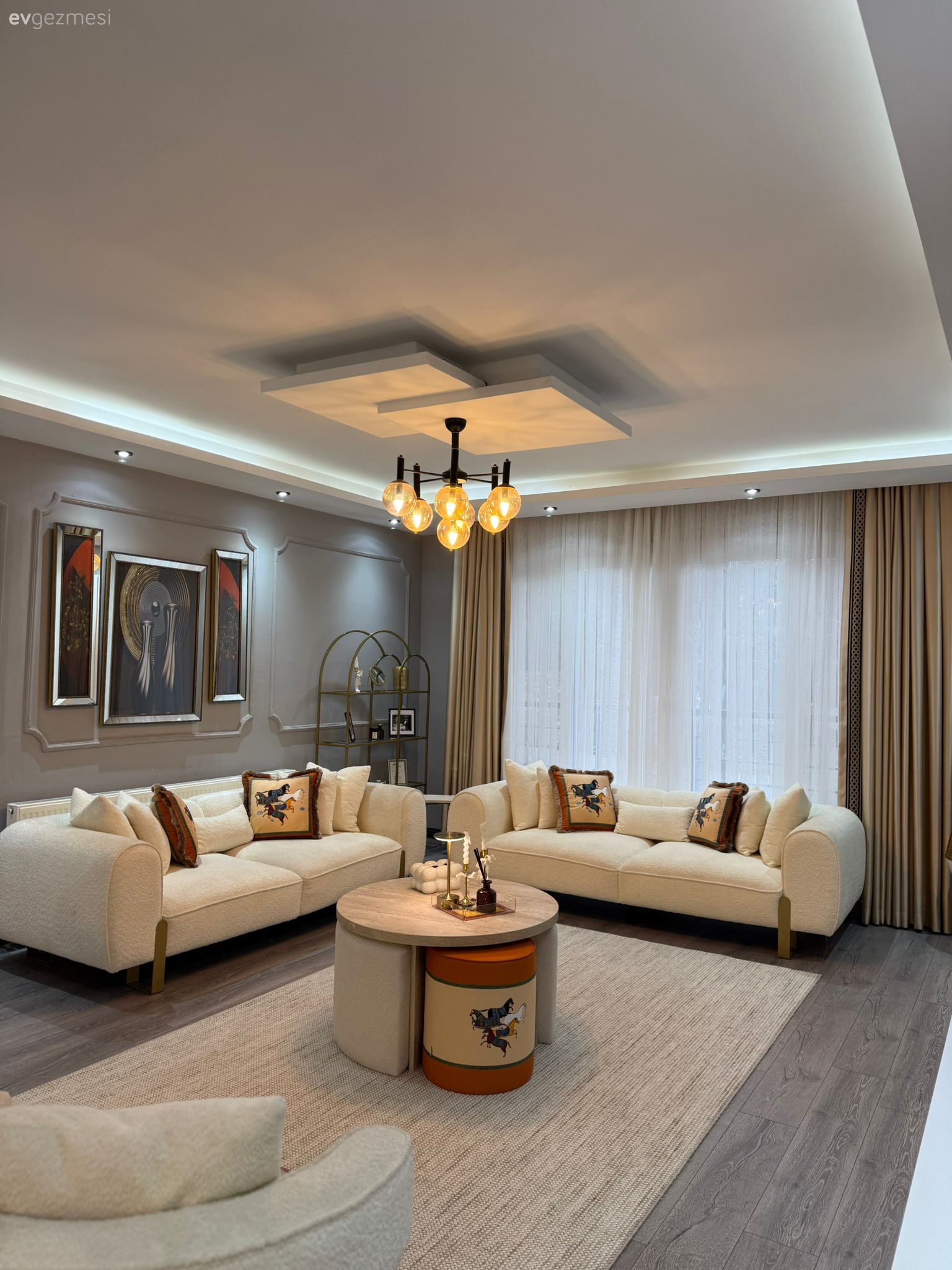 Salon, Modern, Krem, Bej, Beyaz, Beyaz koltuk, Koltuk takımı, Fon perde, Perde, Tül perde, Turuncu, Altın, Duvar çıtalama, Orta sehpa, Sehpa, Halı, Salon halısı, Çerçeve, Tablo, Duvar dekorasyonu, Kırlent, Ev tekstili, Avize, Aydınlatma, Salon avizesi, Ayna çerçeve, Aynalı aksesuar, Spot aydınlatma