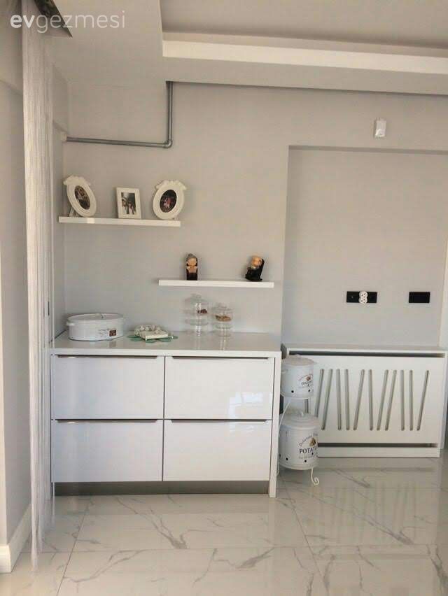 Mutfak, Mutfak duvar dekorasyonu, Ekstra mutfak dolabı, Beyaz, Gri duvar, Çerçeve