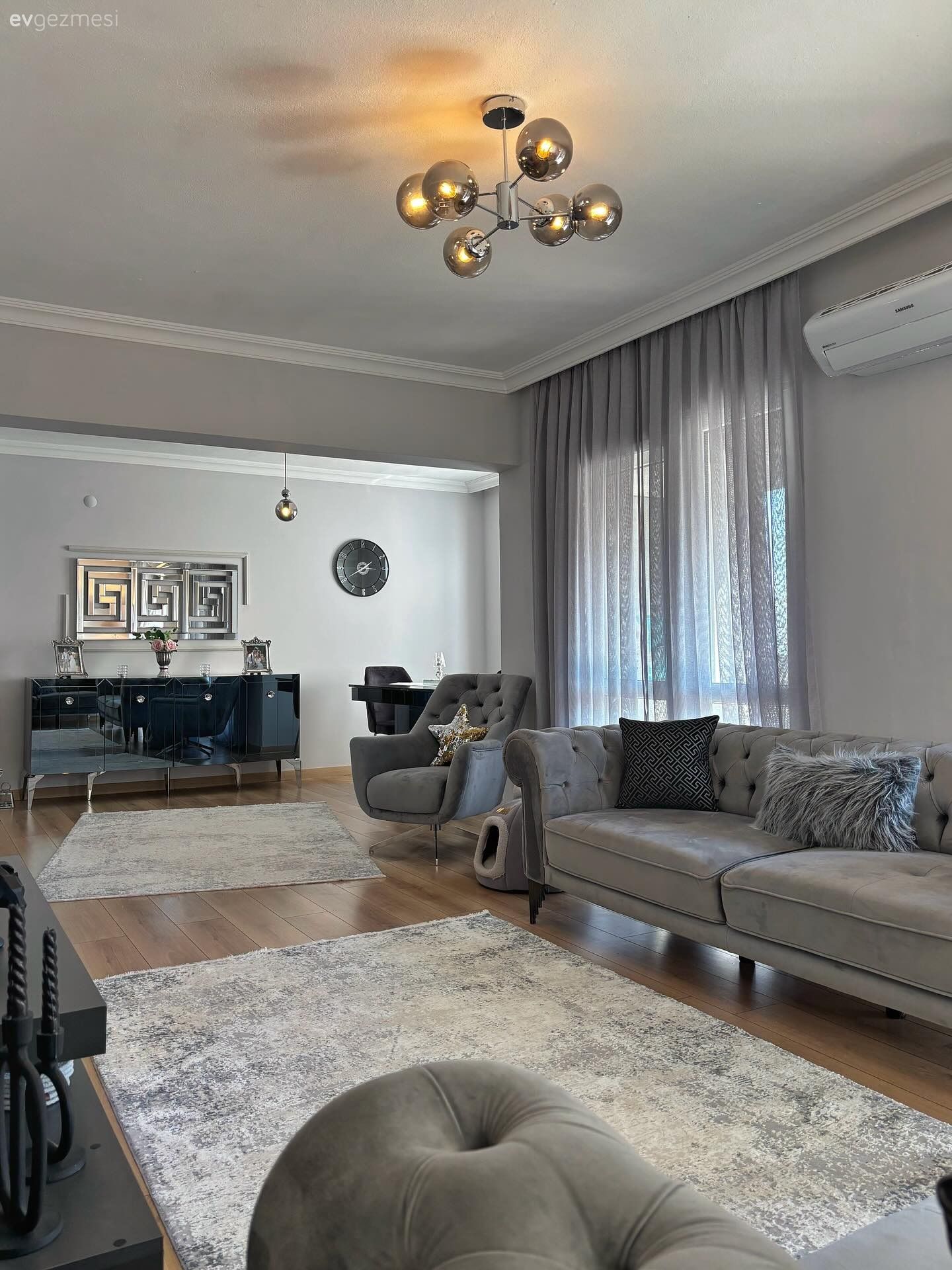 Salon, Modern, Gri, Bej, Beyaz, Koltuk takımı, Berjer, Zebra Perde, Perde, Fon perde, Şömine, Avize, Aydınlatma, Salon avizesi, Halı, Salon halısı, Parke, Siyah