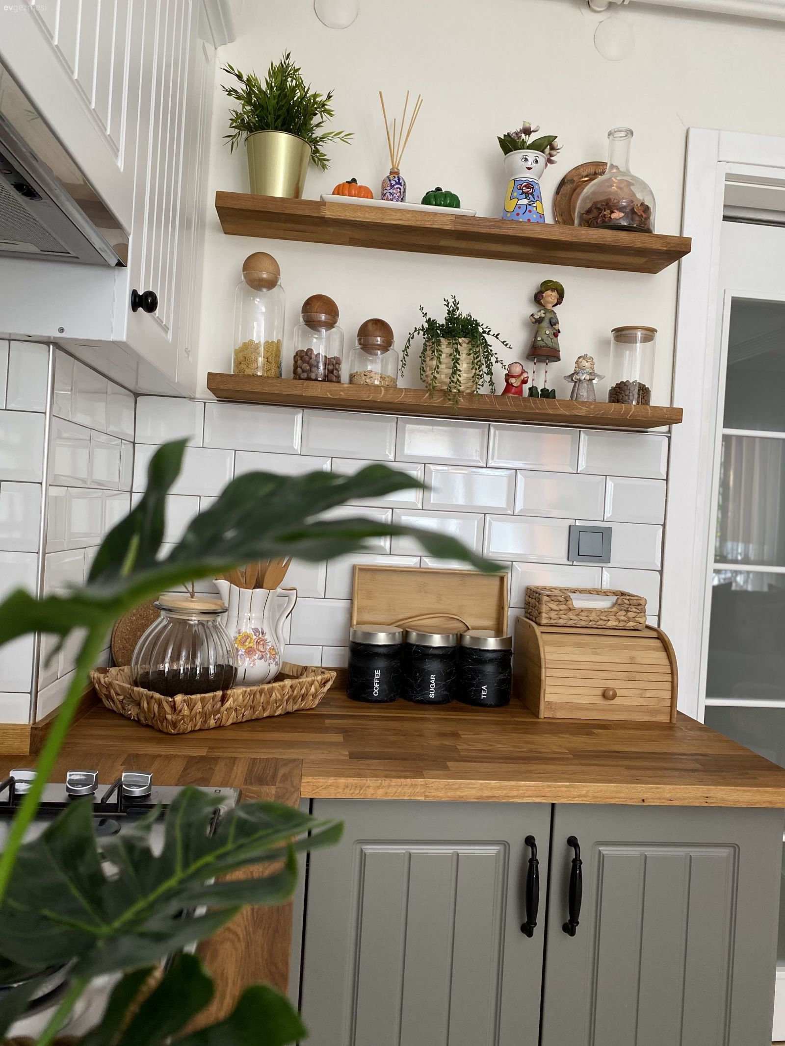 Mutfak, Beyaz, Gri, Ahşap mutfak tezgahı, Mutfak tezgahı, Mutfak rafı, Mutfak aksesuarları