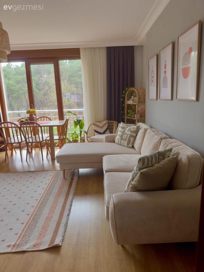 Salon, Bohem Dekorasyon, Krem, Bej, Beyaz, Köşe koltuk, Koltuk takımı, Sandalye, Yemek masası, Fon perde, Perde, Tül perde, Boy aynası, Ayna, Halı, Kilim, Parke, Ev bitkisi, Hasır avize, Tablo, Duvar dekorasyonu, Gri duvar