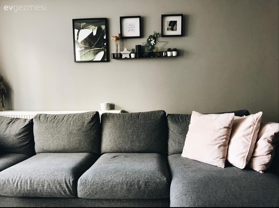 Salon, Modern, Köşe koltuk, Koltuk takımı, Gri, Gri duvar, Salon halısı, Halı, Duvar dekorasyonu, Çerçeve, Ev Aksesuar, Ev bitkisi, Duvar rafı, Kırlent, Uzanma koltuklu köşe