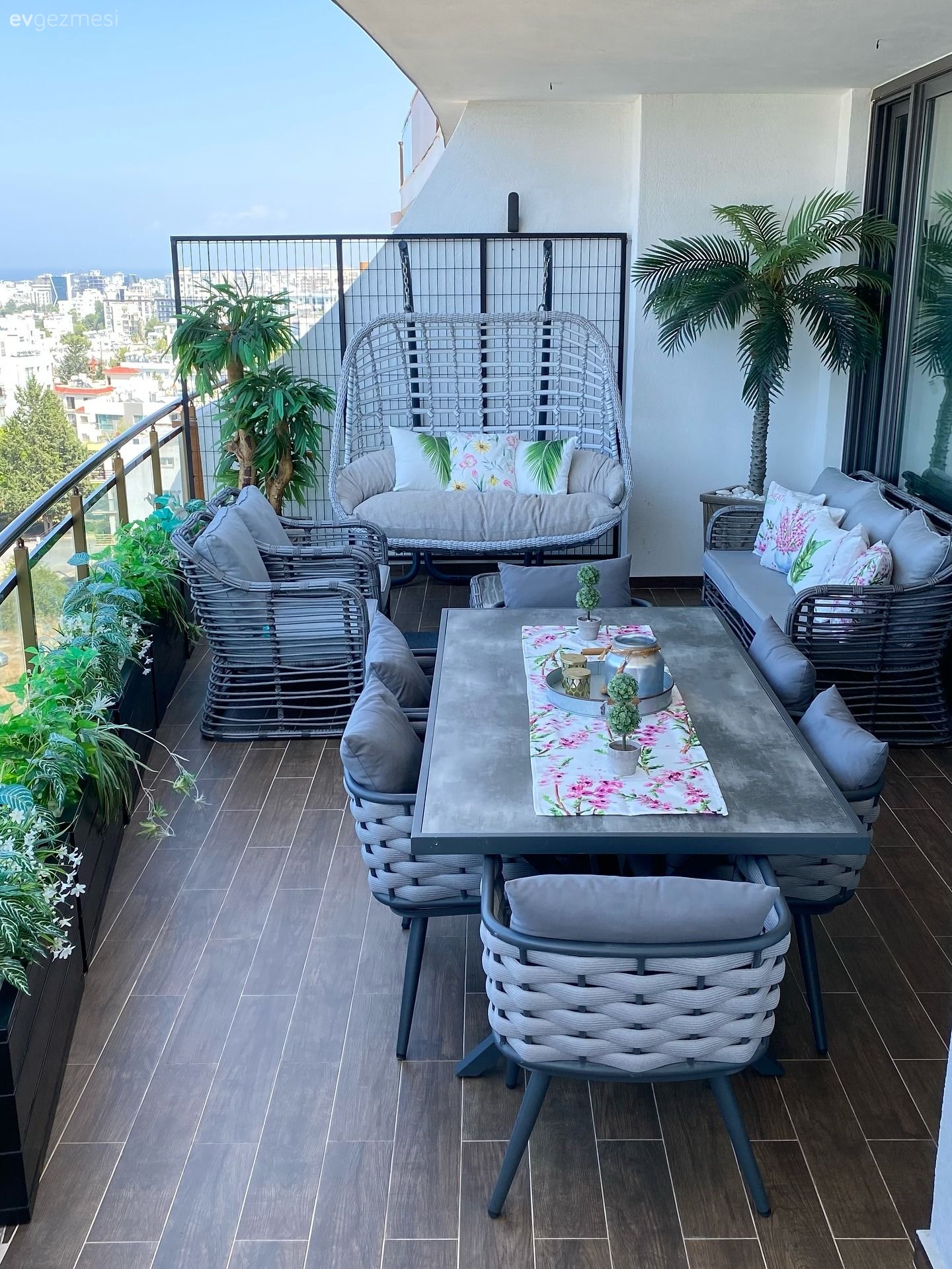 Bu Büyük Balkonu Bırakıp Evin İçine Girmek Pek Kolay Değil