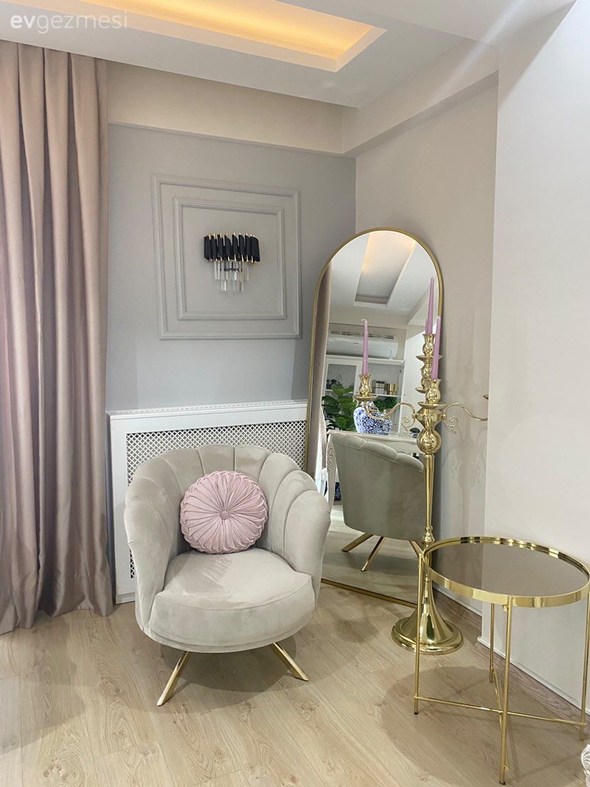 Beyaz, Pudra pembe, Gri, Duvar çıtalama, Fon perde, Perde, Boy aynası, Ayna, Berjer, Yan sehpa, Sehpa, Altın