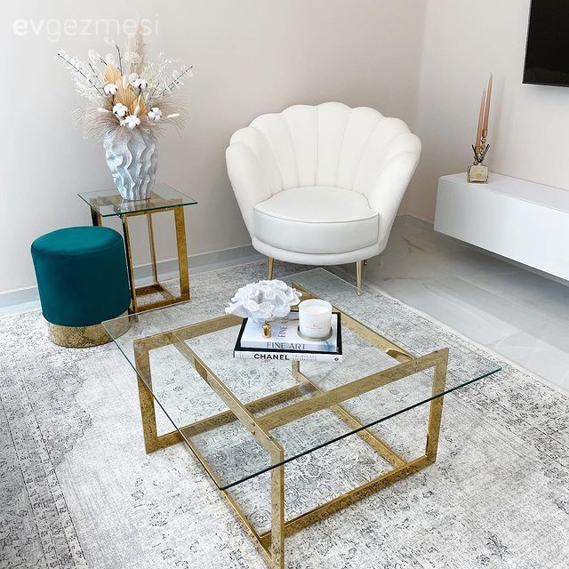 Beyaz, Zümrüt yeşili, Altın, Cam orta sehpa, Orta sehpa, Halı, Salon halısı, Yan sehpa, Sehpa, Vazo, Ev Aksesuar, Tv ünitesi, Tv ünitesi aksesuarları, Sehpa üstü aksesuarı