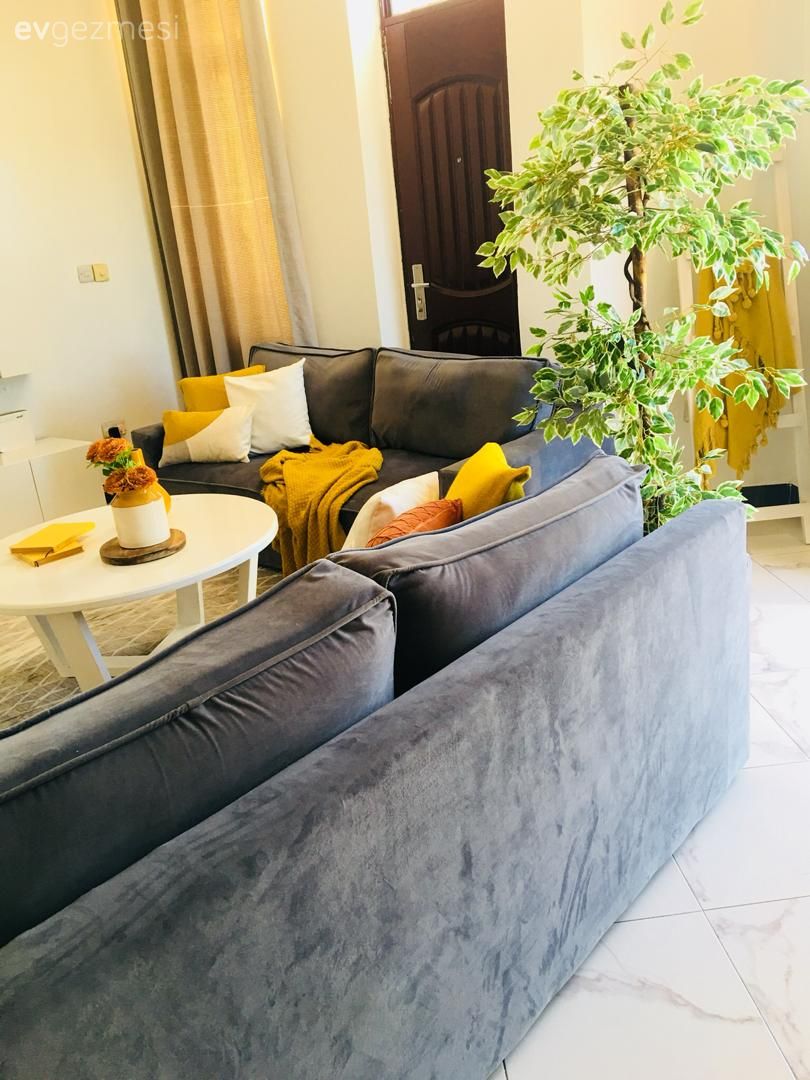 Beyaz, Salon, Turuncu, Rustik, Koltuk takımı, Gri, Gri koltuk, Sarı, Halı, Salon halısı, Kırlent, Ev tekstili, Orta sehpa, Sehpa, Sehpa üstü aksesuarı, Ev Aksesuar, Vizon, Tv ünitesi, Tv ünitesi aksesuarları, Ev bitkisi