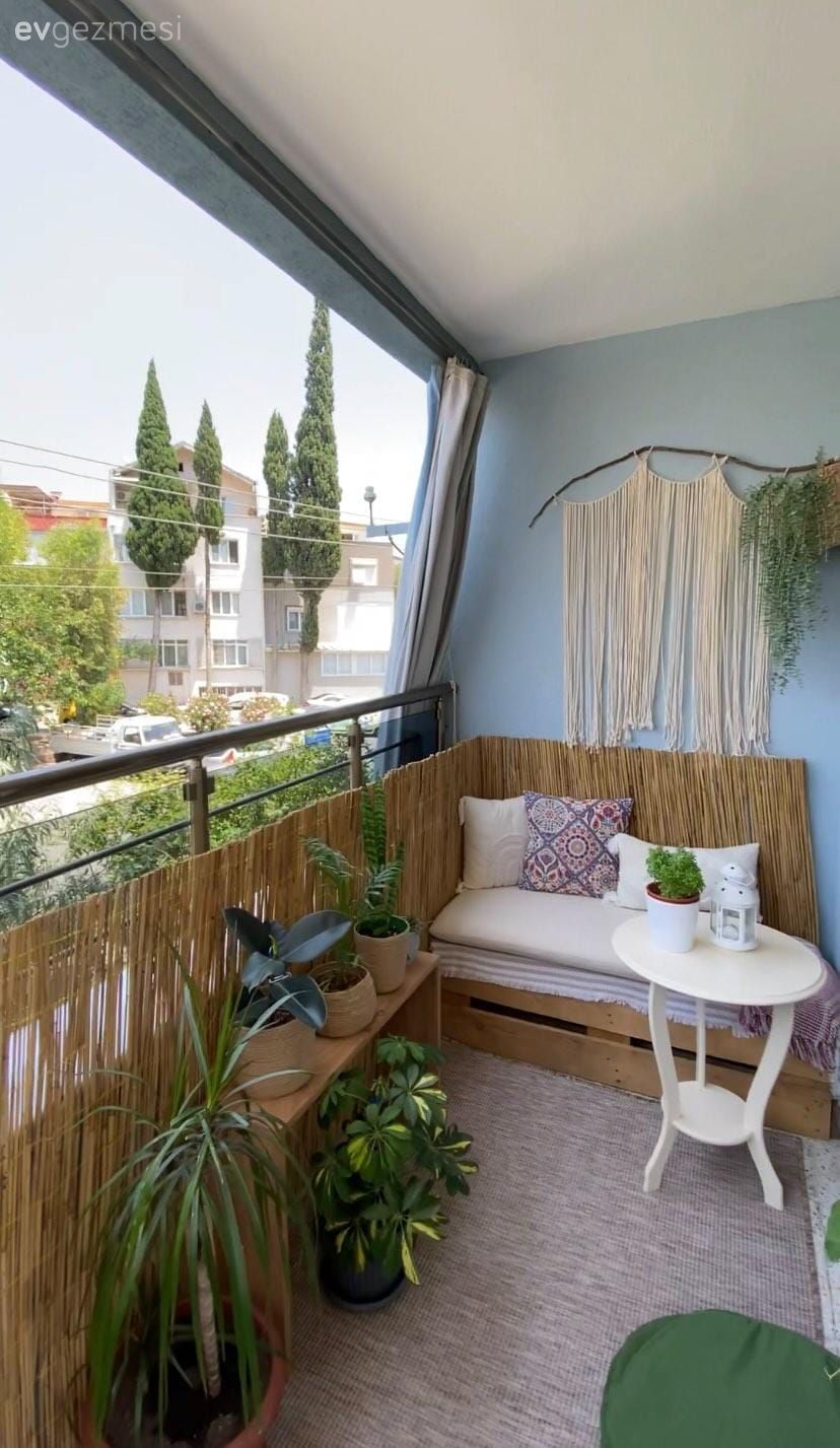 Balkon, Bohem Dekorasyon, Mavi duvar, Bambu çit, Palet, Makrome, Ev bitkisi, Balkon çiçekleri