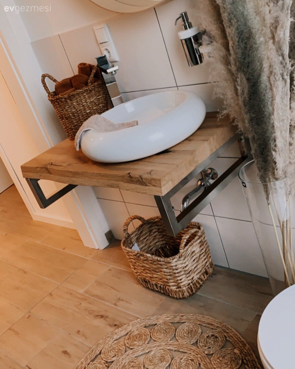Banyo, Rustik, Banyo seramikleri, Jüt halı, Halı, Hasır sepet, Pampas otu