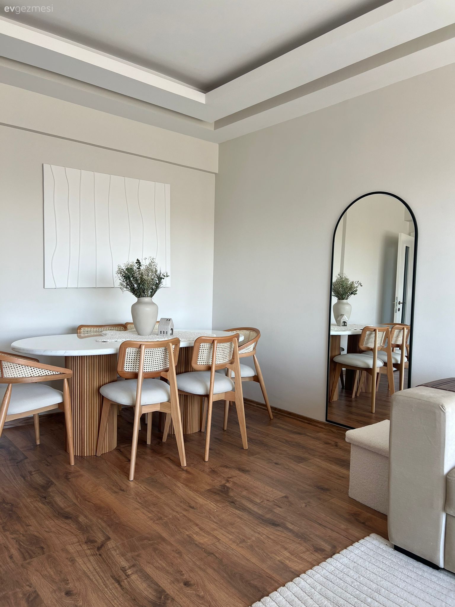 Boy aynası, Ayna, Sandalye, Ahşap Mobilya, Tablo, Duvar dekorasyonu, Yemek masası, Parke, Köşe koltuk, Koltuk takımı, Halı, Salon halısı, Vazo, Ev Aksesuar