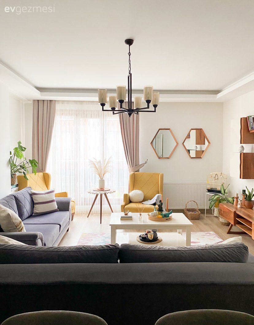 Salon, Modern, Gri, Gri koltuk, Beyaz, Kahverengi, Ev bitkisi, Orta sehpa, Sehpa, Sehpa üstü aksesuarı, Ev Aksesuar, Kırlent, Ev tekstili, Dekoratif Objeler, Fon perde, Perde, Tül perde, Avize, Aydınlatma, Salon avizesi, Ayna, Yan sehpa, Tv ünitesi, Tv ünitesi aksesuarları