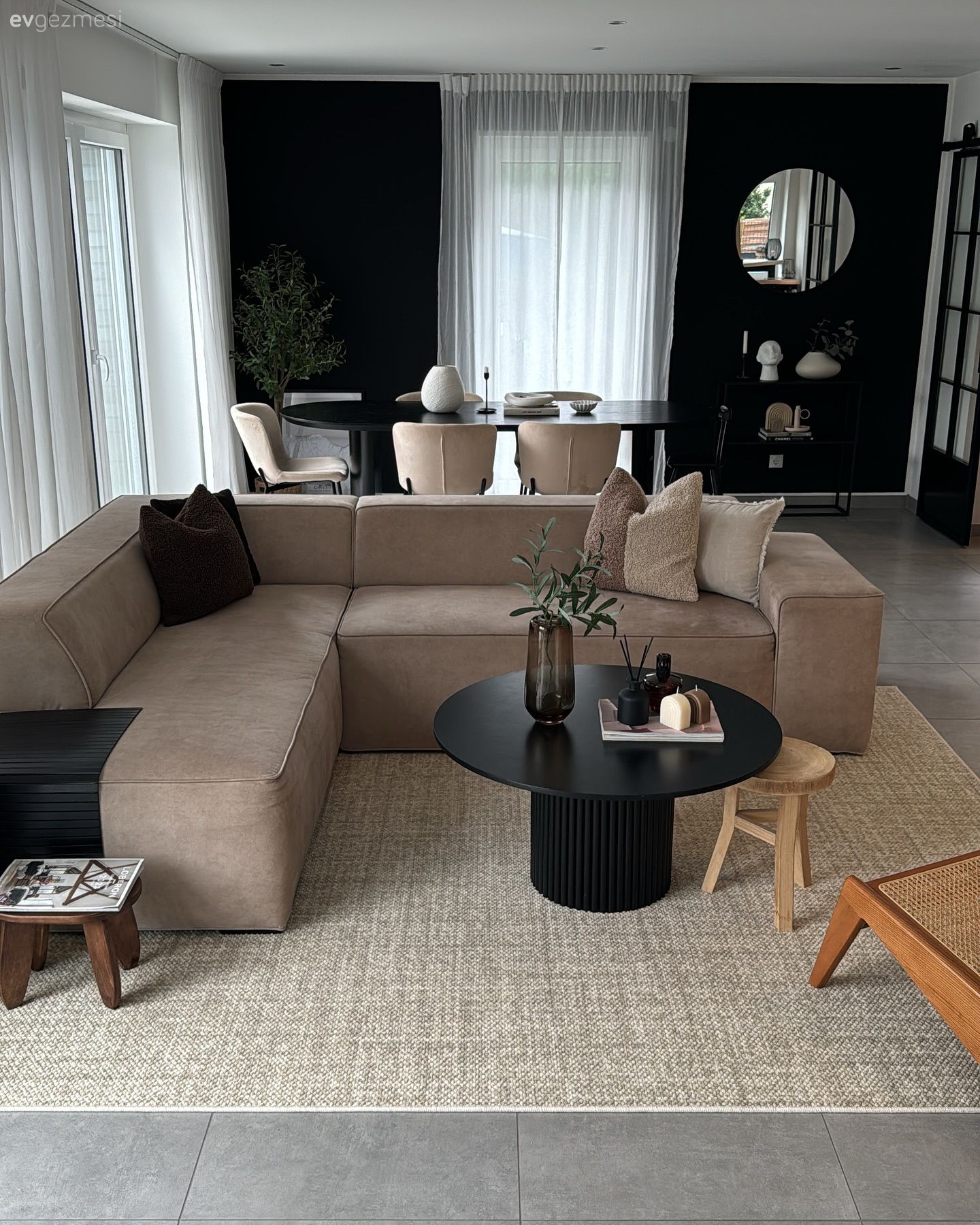 Salon, Modern, Siyah, Krem, Bej, Köşe koltuk, Koltuk takımı, Hasır sandalye, Orta sehpa, Sehpa, Halı, Salon halısı, Kırlent, Ev tekstili, Tül perde, Perde, Ev bitkisi, Sandalye, Yemek masası, Siyah duvar, Ayna, Dekoratif Objeler, Ahşap Mobilya