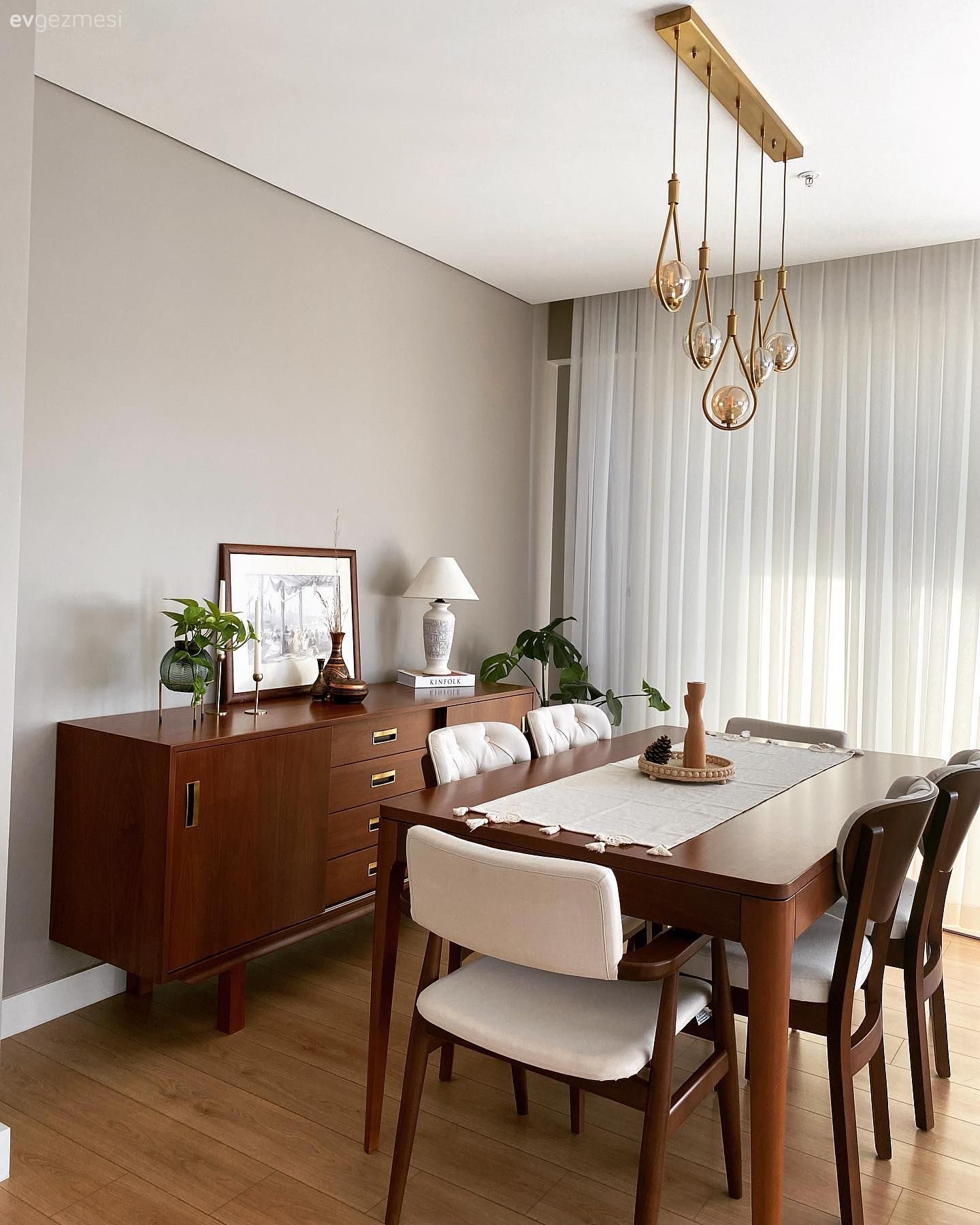 Yemek Odası, Ahşap Mobilya, Country, Kahverengi, Krem, Beyaz, Konsol, Konsol üzeri dekoratif objeleri, Tablo, Duvar dekorasyonu, Abajur, Aydınlatma, Avize, Yemek odası avizesi, Tül perde, Perde