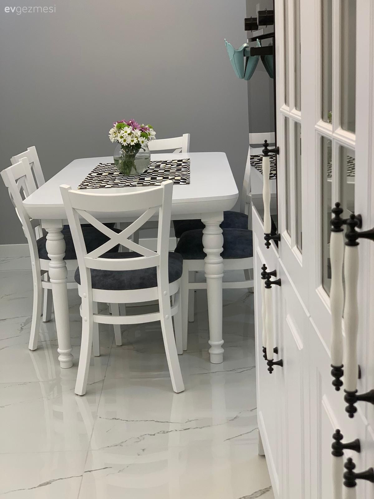 Beyaz, Siyah, Mutfak masası, Sandalye, Mutfak zemin seramikleri, Mutfak, Shaker kapaklı dolaplar