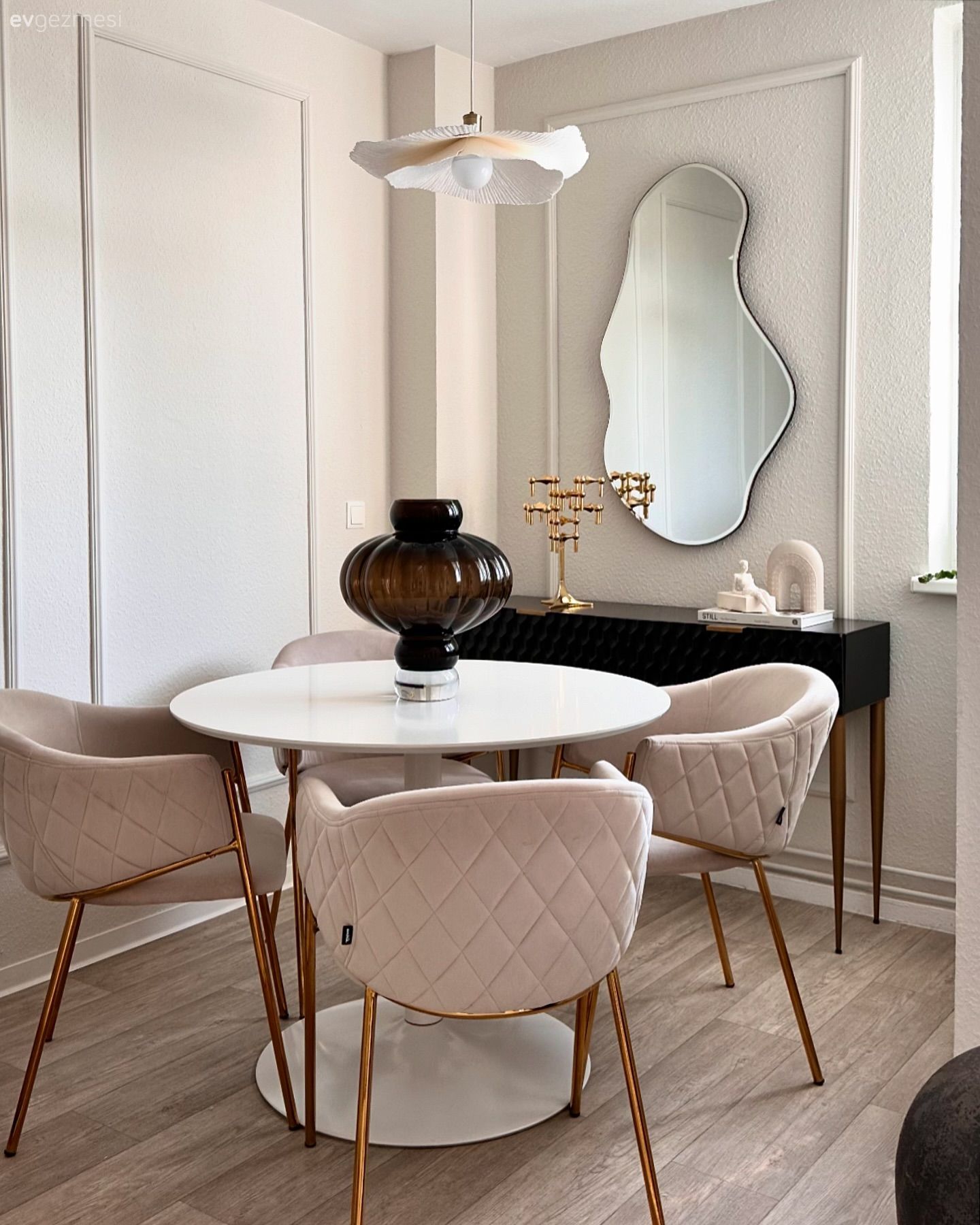 Yemek Odası, Modern, Krem, Bej, Beyaz, Altın, Ayna, Duvar çıtalama, Vazo, Ev Aksesuar, Kahverengi, Konsol, Siyah